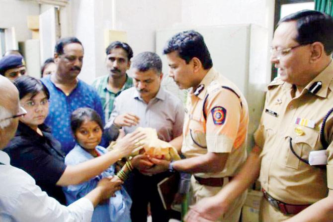 The Thane police reunited the newborn, abducted in the wee hours of Sunday, with his mother (centre, in blue)