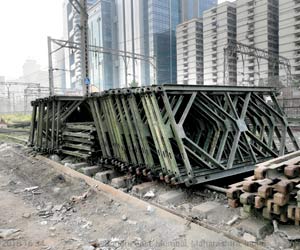 Steel panels for Bailey bridges in Mumbai being built by the army arrive
