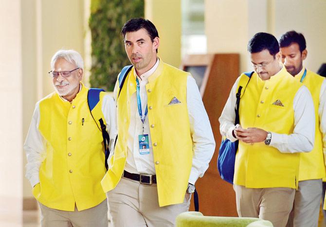 CSK head coach Stephen Fleming (second from left) arrives to take part in the IPL Player Auction at Bangalore yesterday. pic/PTI