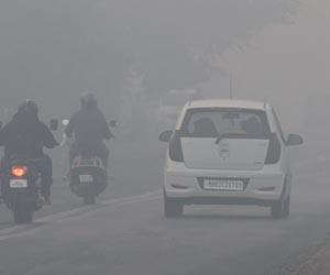 Mumbai: Heavy fog decreases visibility on Western Express highway
