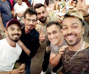 MS Dhoni parties with Virat Kohli and other teammates after 3rd Test win