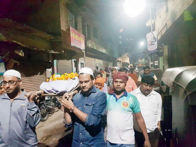 A group of Muslim youths carry the mortal remains of Ram Lalbihari Premchand to the cemetery