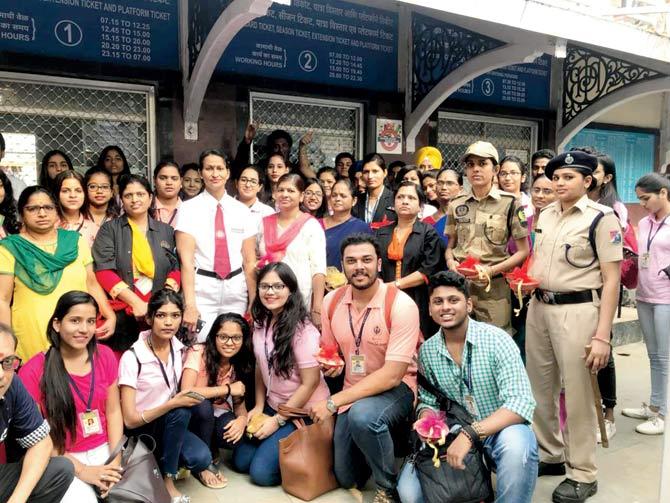 The second year BMM students of Khalsa College with the staff at Matunga station