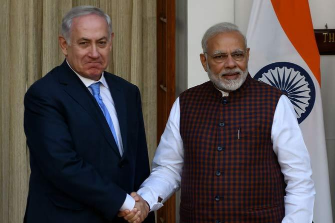 Indian Prime Minister Narendra Modi (R) shakes hand with Israeli Prime Minister Benjamin Netanyahu before a meeting at Hyderabad House in New Delhi on January 15, 2018. Pic/ AFP Photo