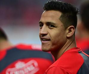 Manchester United sign Arsenal striker Alexis Sanchez