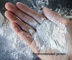 Use talcum powder as make-up hack