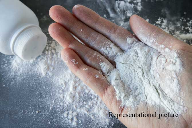 Use talcum powder as make-up hack
