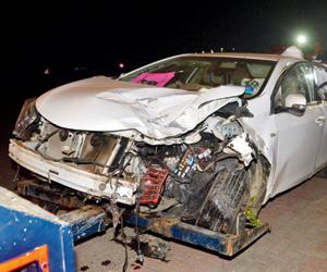 Mumbai: Four badly hurt in midnight crash at Bandra West