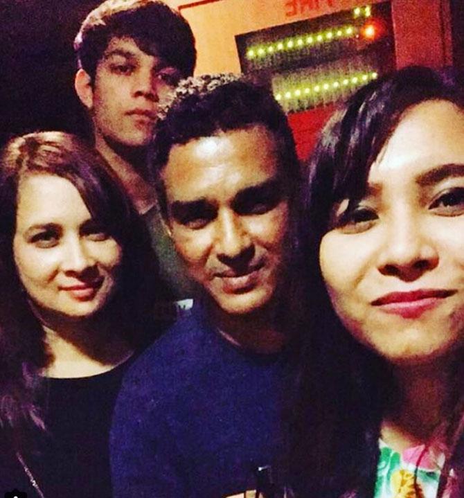 Sanjay Manjrekar clicks a selfie with the family! Aren't they picture perfect?