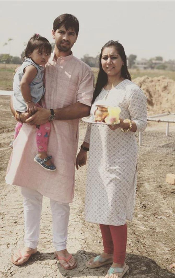 Naman Ojha shared this picture with his wife Ankita Sharma and daughter Aanya on the occasion of Diwali. He quoted, 'Wishing everyone a very Happy Diwali and a prosperous New Year #happydiwalieveryone #momentslikethese #familyphoto'