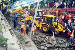Andheri bridge collapse: heavy machinery arrives 4 hours after BMC, NDRF 