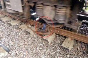 Central Railway uses cloth rags for fractured rail to save from rush hour delay