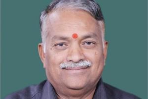 Furious Marathas 'manhandle' Shiv Sena MP, pelt stones at his car