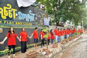Andheri office-goers clean-up the road at Chibber House