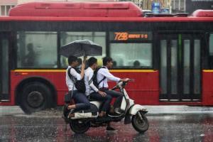 Heavy rains lash Delhi city, creates traffic chaos