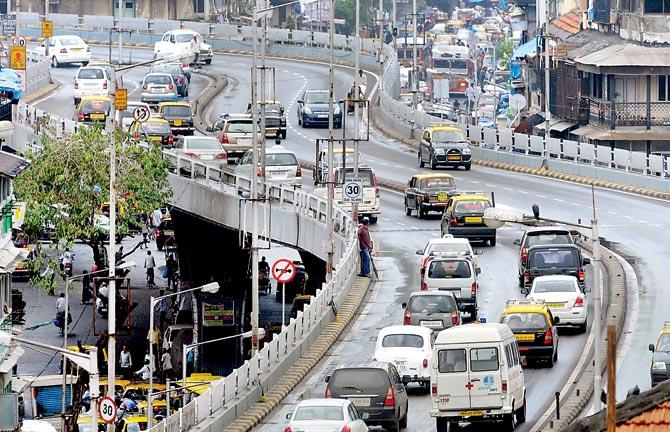 The Saint Makhdoom Ali Mahimi flyover, popularly known as JJ flyover, has a dangerous S-bend