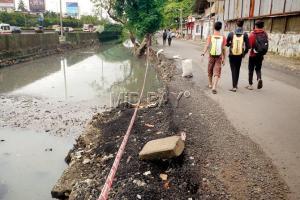 Mumbai Rains: Nullah wall collapses at Kalanagar, puts citizens at risk