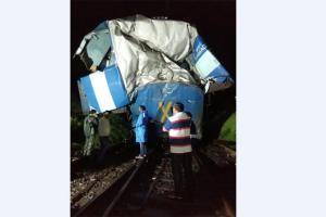 LTT Kurla Madurai Express derails at Pune