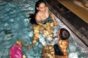 Maanayata Dutt's pictures from her Singapore vacation are doing rounds