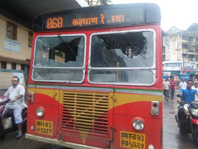 Maharashtra Kranti Morcha protesters vandalised a bus near Kalyan Station therby making the Maratha Andolan a violent one