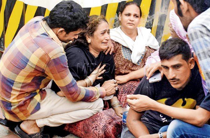 Relatives and friends of the boys react to the news of their drowning. Pics/Ashish Raje