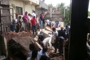 Eight injured as two-storey building collapses in Pune