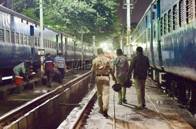 The RPF were armed with necessary safety gear as their job involved entering yards, which are usually the hideouts