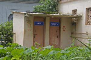 Despite Swachh Bharat campaign why no toilets in slum near Yamuna?