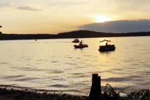 13 dead after US tourist boat capsizes