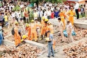 One dies as under-construction building collapses in Ghaziabad