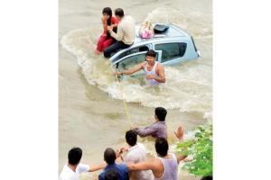 Mumbai: Villagers turn saviours for 4 stuck inside a floating car