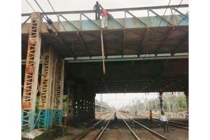 Mumbai: 50 Western Railway services delayed over dangling iron rod
