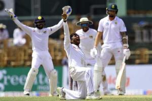 Akila Dananjaya's five-fer leaves South Africa facing another defeat