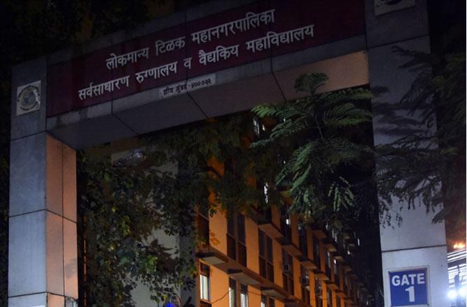 Mumbai: Mob attacks policemen, vehicles after teenager dies in Sion hospital