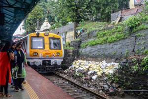 Mumbai Rains: Heavy showers take a break, Western Railway resumes services