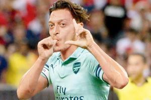 Mesut Ozil, Alexandre Lacazette shine as Arsenal hammer PSG 5-1