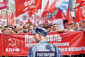 Thousands protest pension age hike in Russia
