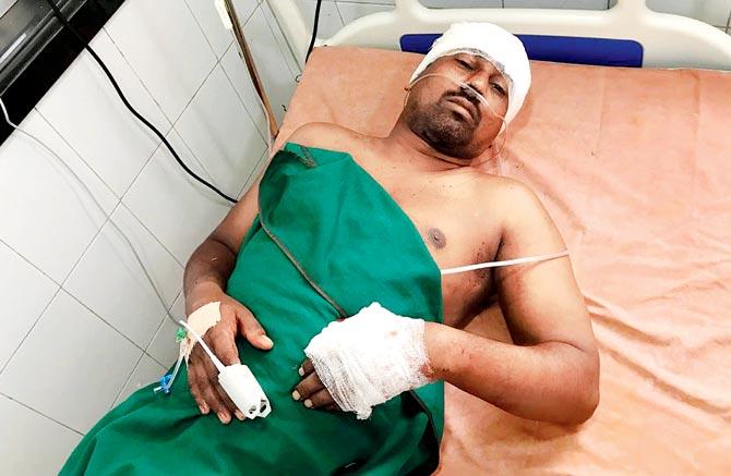 Shisodan Jaiswal attacked Ajay Majasia at Sai Nagar, Vasai West. Pics/Hanif Patel