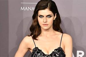 Alexandra Daddario beats germs with wet wipes