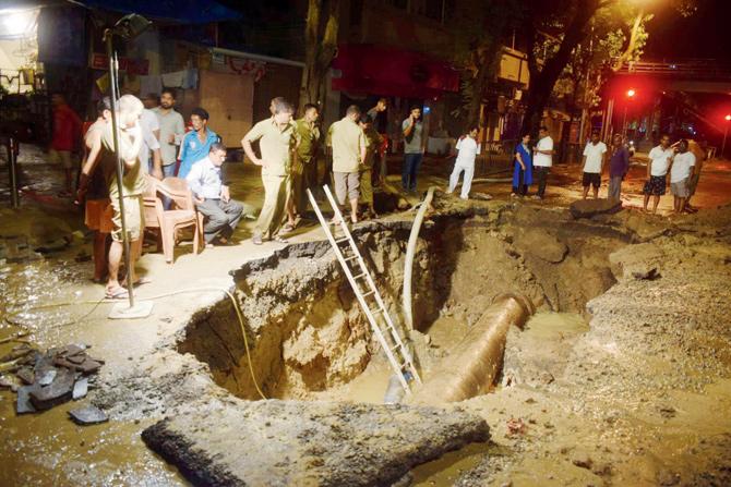 The work on the road is expected to be completed by early Tuesday morning. Pic/Ashish Raje