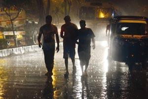Mumbai Rains: People enjoy the sudden onset of monsoon on city roads
