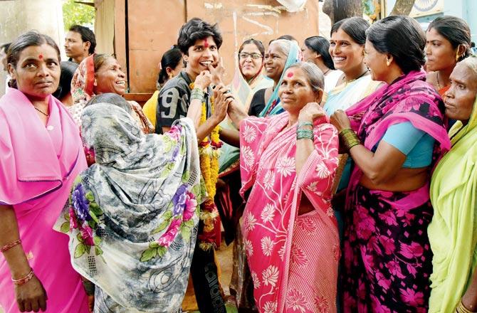 Rajegaon gives a warm welcome to Lalit Salve, who was discharged from St George Hospital and returned home on Wednesday