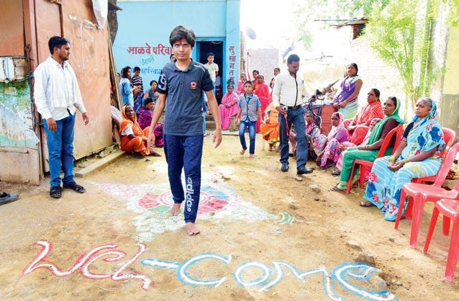 Rajegaon goes all out to welcome their man Lalit Salve back home on Wednesday, after his surgery in Mumbai. Pics/Suresh Karkera