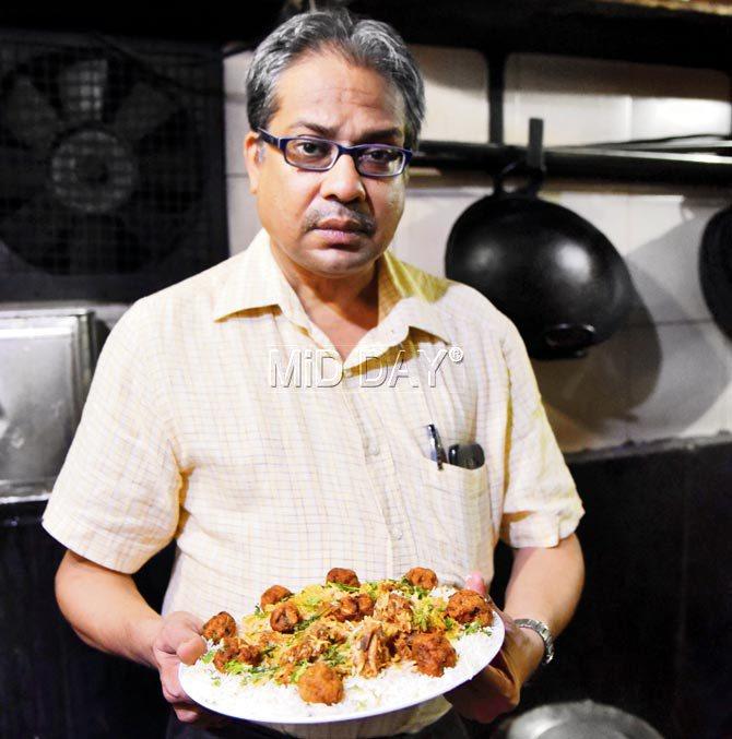 Caterers Manaf Chatriwala with Biryani. Pic/Pradeep Dhivar