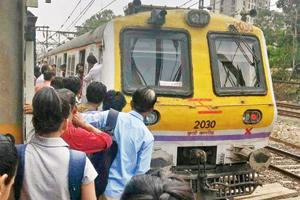 Mumbai: Commuters hop and jump at Mulund after Central Railway train skips halt