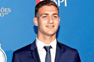 Manchester United sign Porto full-back Diogo Dalot
