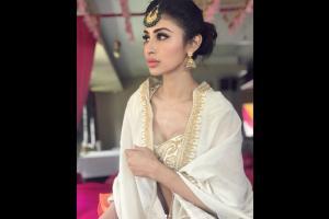 Mouni Roy looks resplendent in traditional outfit