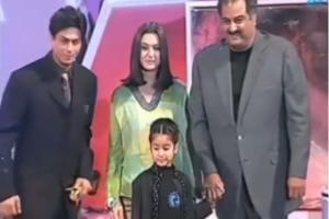 Li'l Janhvi presenting an award to SRK is the cutest thing you'll see today