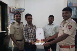 Police return gold ornaments forgotten by newly married woman in hired car