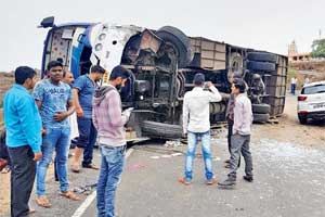 9 passengers injured after bus driver falls asleep on Mumbai-Pune Expressway